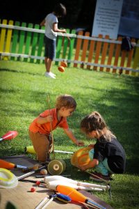 Enfants avec des outils de jonglage