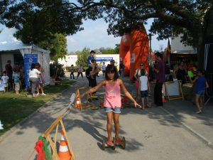 Petite fille utilisant des outils d'équilibriste